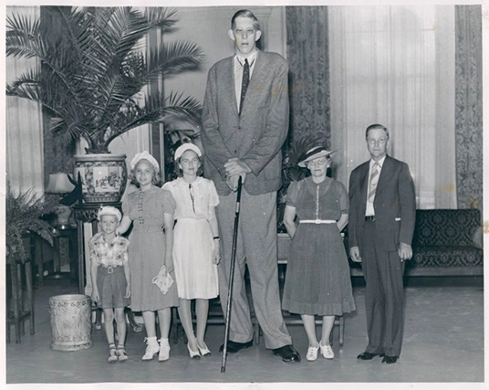 2,72 m vysoký Robert Wadlow pózující pro rodinnou fotografii, 1939